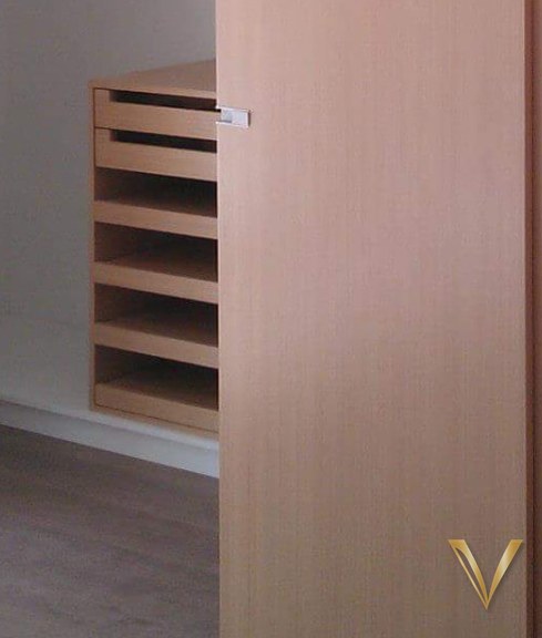 Detalhe aproximado do gaveteiro em madeira maciça dentro do closet