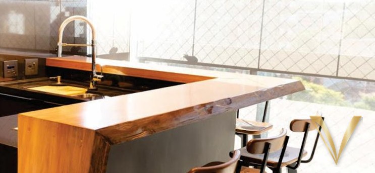 Detalhe aproximado da borda viva do tampo de madeira maciça