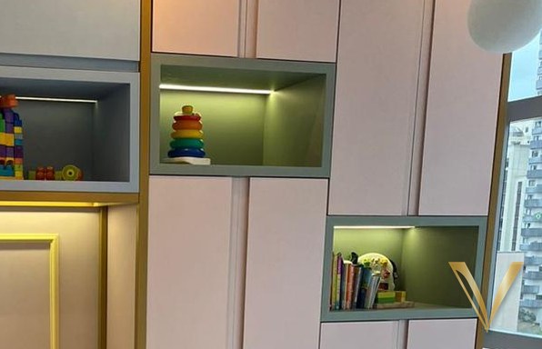 Detalhe aproximado dos nichos coloridos com iluminação embutida e moldura dourada