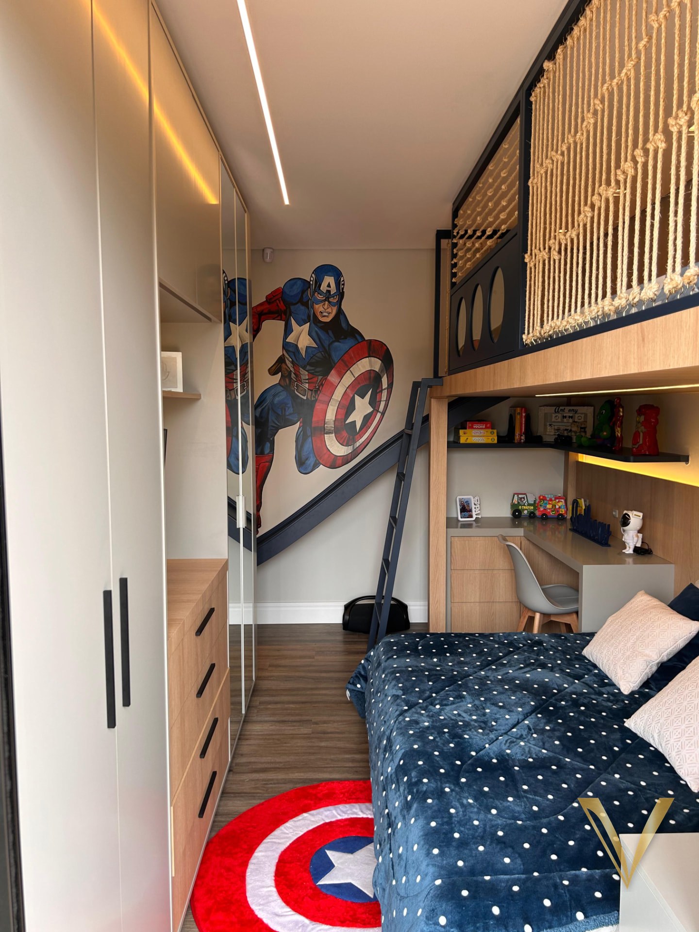 Vista geral do quarto com guarda-roupa, painel e mezanino