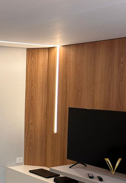 Detalhe aproximado do rasgo vertical de luz no painel de madeira