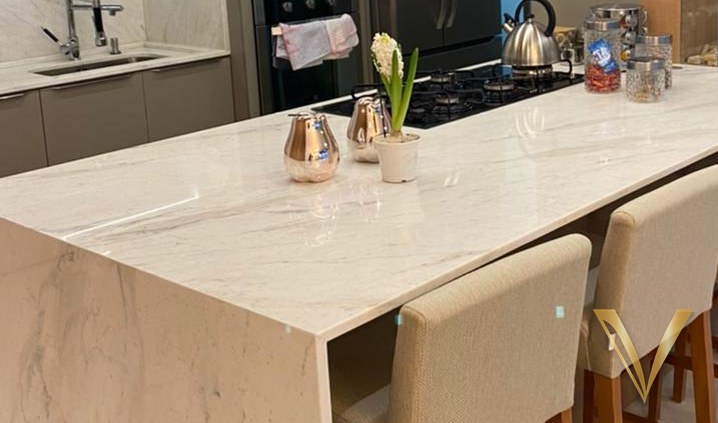 Detalhe aproximado da bancada de mármore em encontro com a marcenaria