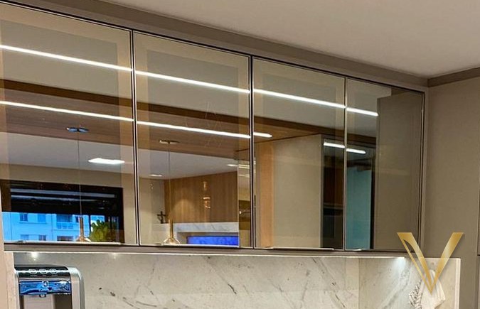 Detalhe aproximado dos armários em vidro bronze com perfil de alumínio