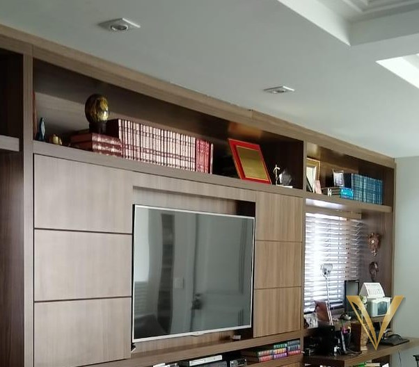 Detalhe aproximado das prateleiras e nichos da biblioteca