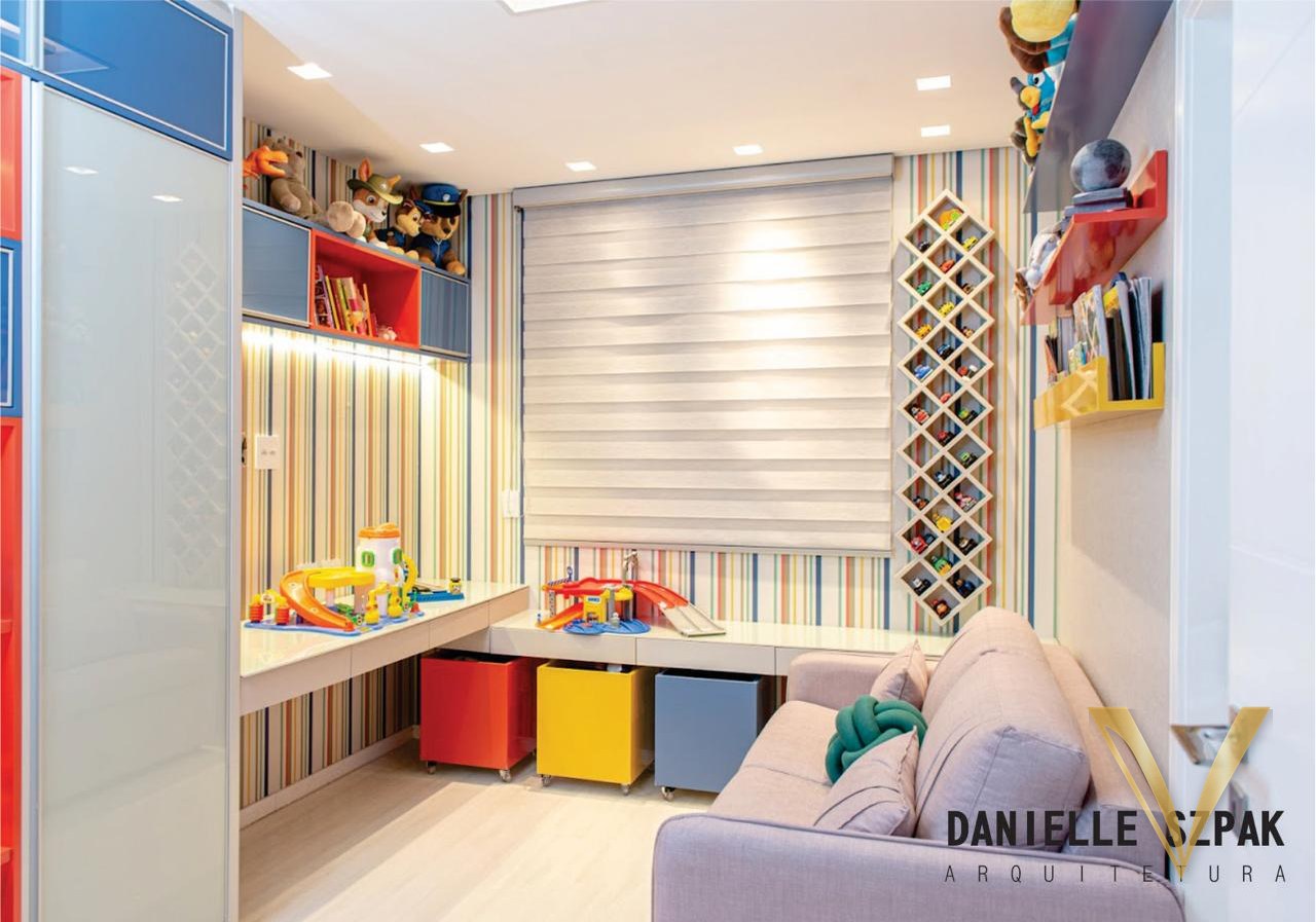 Quarto infantil com bancada em L, gavetas coloridas, armário deslizante e painel de losangos