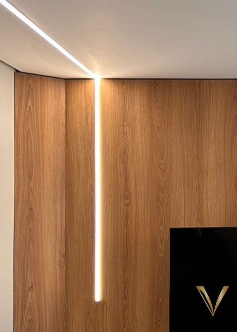 Detalhe aproximado do rasgo vertical iluminado no painel de madeira