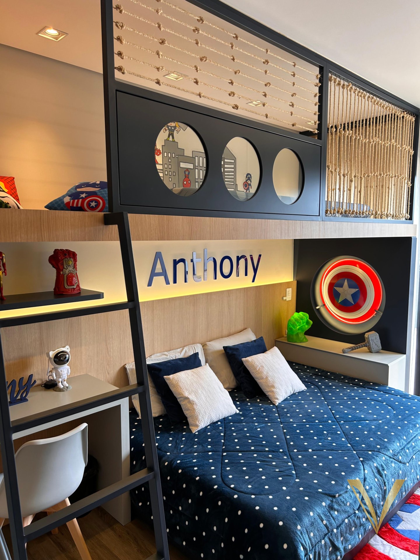 Quarto infantil com mezanino, visores circulares e guarda-corpo de cordas