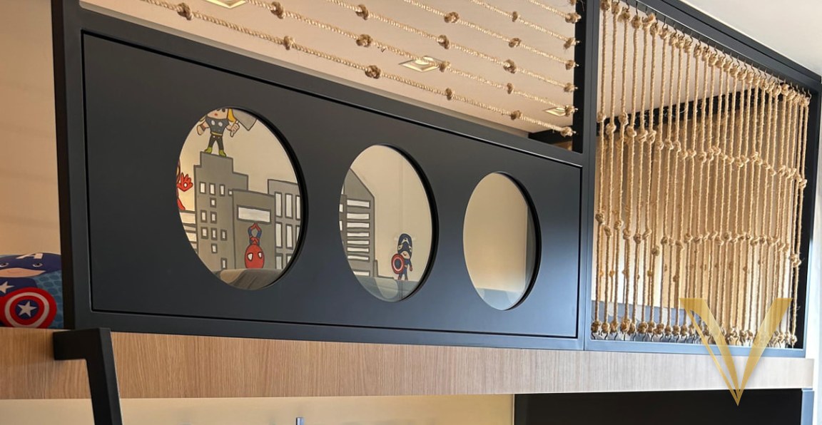 Detalhe dos visores circulares usinados no painel do mezanino