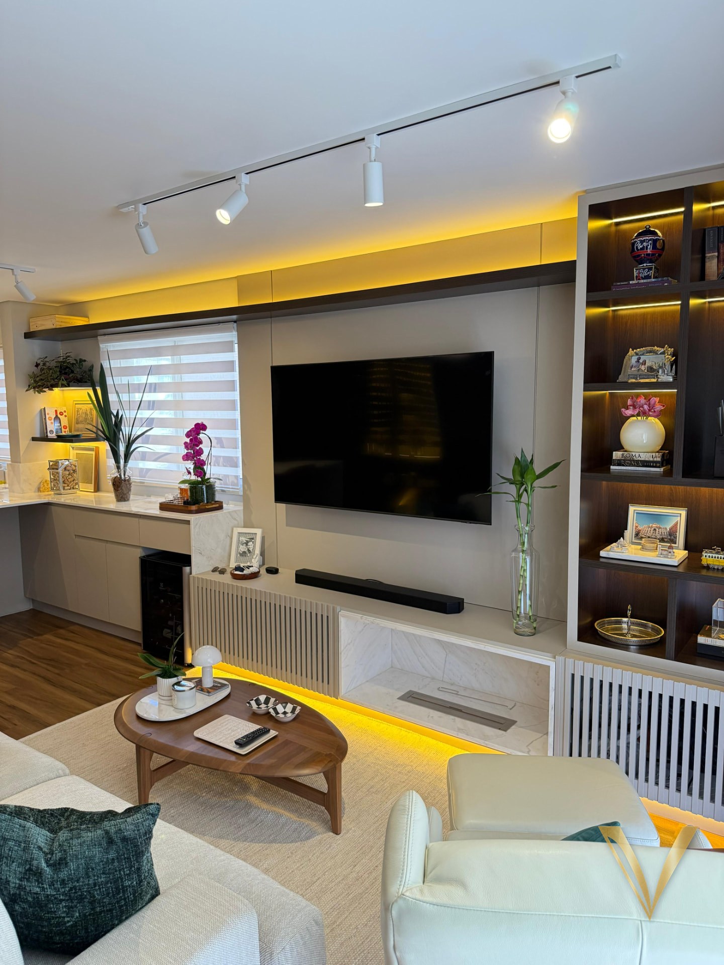 Painel de TV com portas ripadas, pedra e iluminação embutida