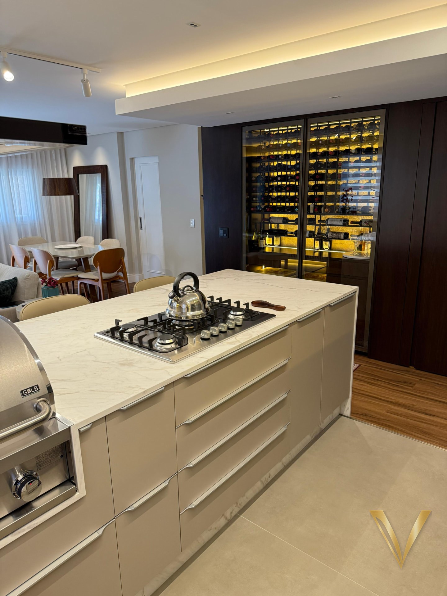 Ilha de cozinha em quartzo com cooktop e churrasqueira embutidos