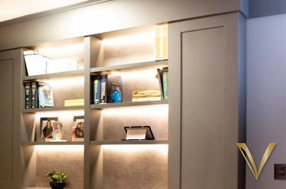 Detalhe aproximado dos nichos com iluminação de LED embutida