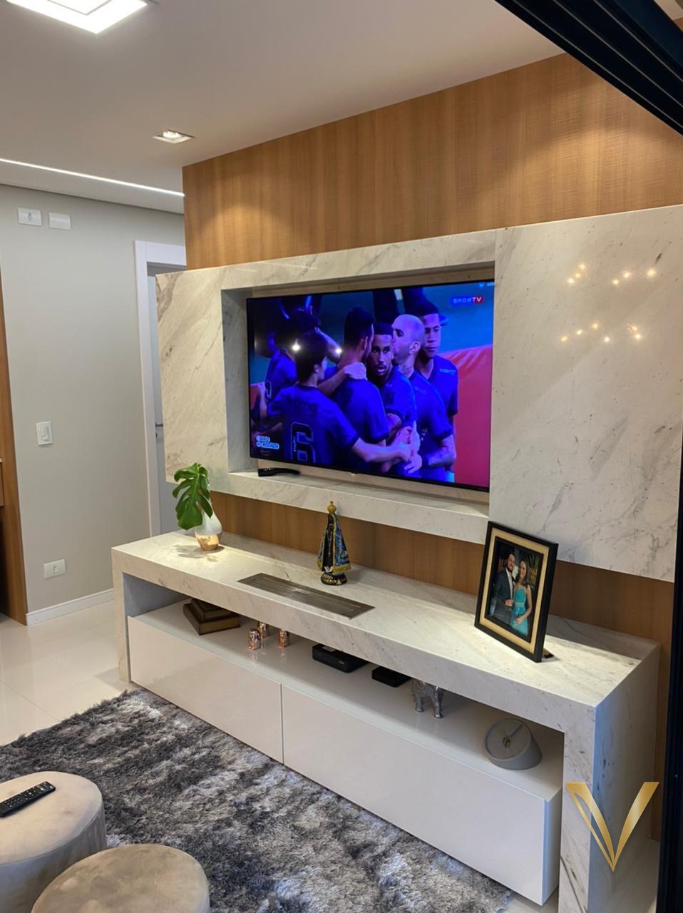 Painel de TV em mármore e madeira natural com rack sob medida