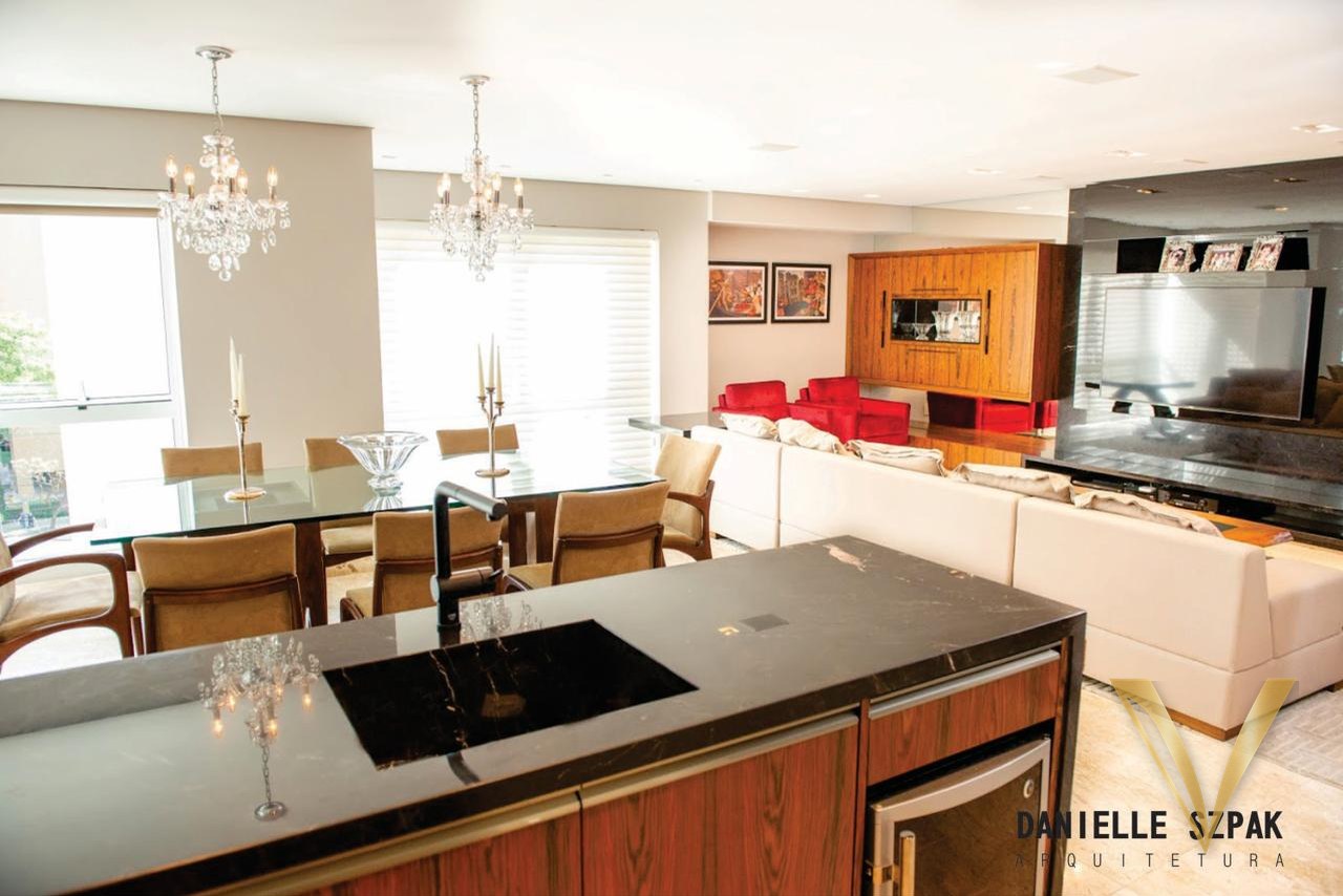 Vista integrando cozinha, sala de jantar e living do apartamento