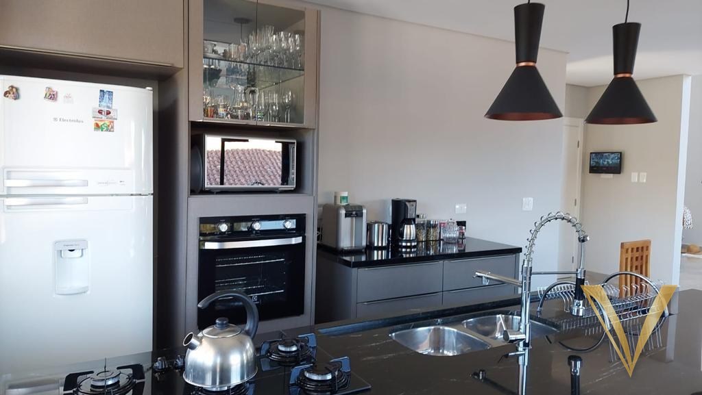 Torre de eletros com forno e micro-ondas embutidos e vitrine em vidro acima