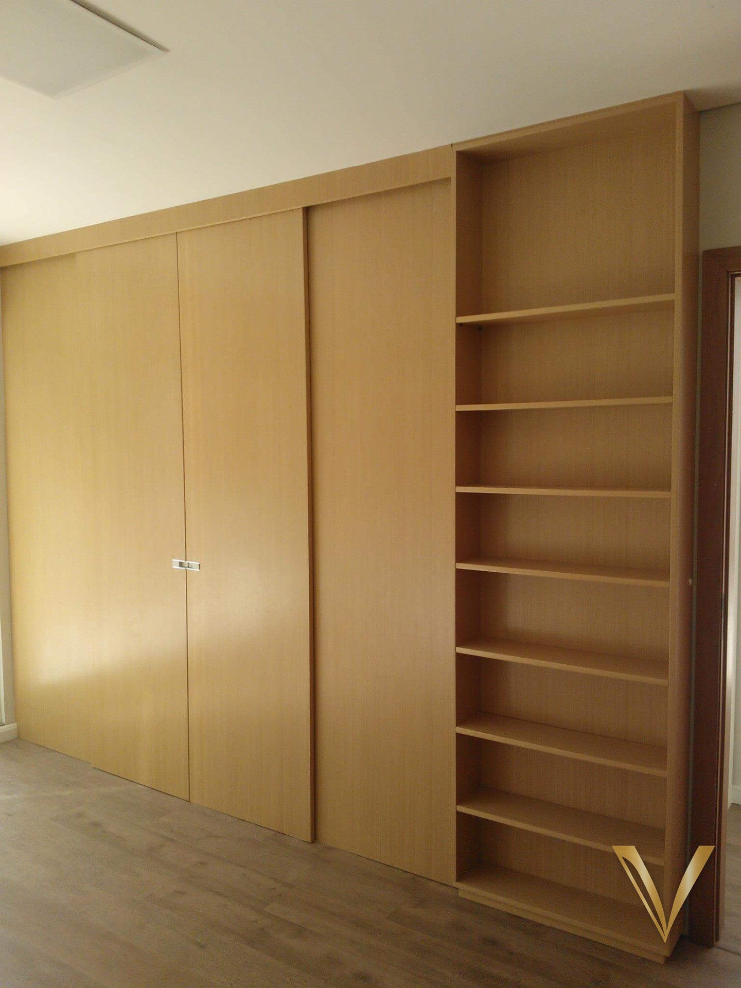 Parede de armário em freijó com portas de correr lisas e estante lateral