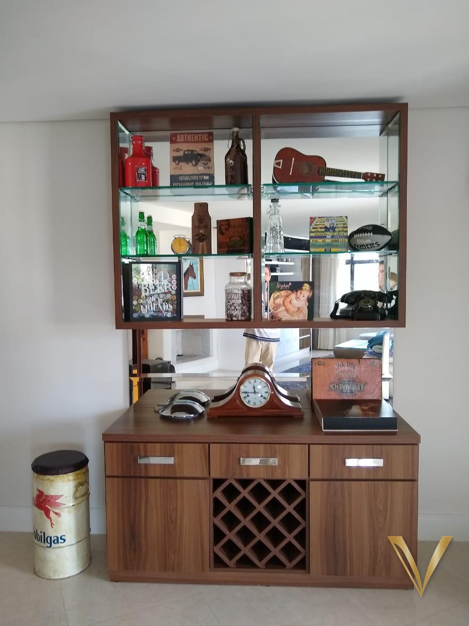 Bar com vitrine em vidro, fundo espelhado, gaveteiro em madeira e adega em losangos