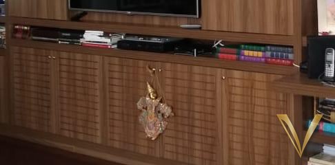 Detalhe aproximado das portas em ripado usinado do painel central