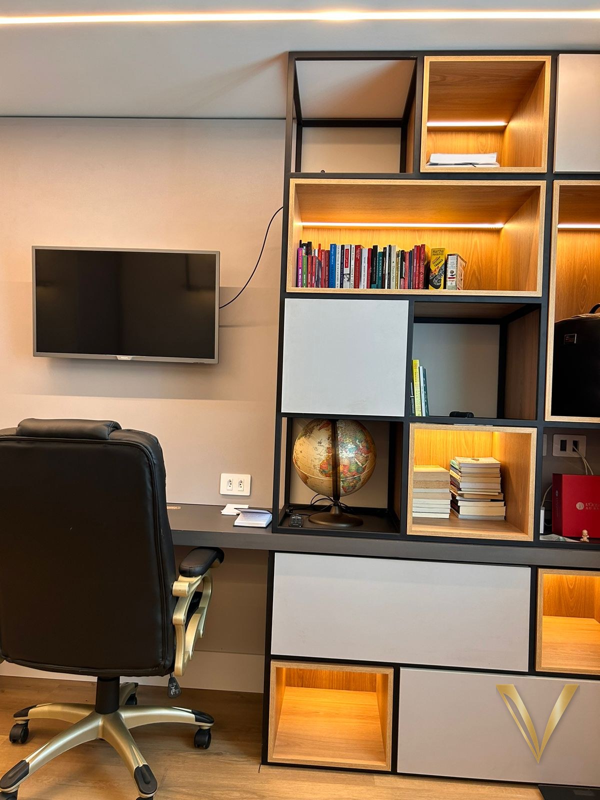 Bancada de trabalho em balanço integrada à estante do home office