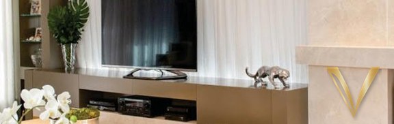 Detalhe aproximado do rack em laca com vitrine de vidro e fundo espelhado
