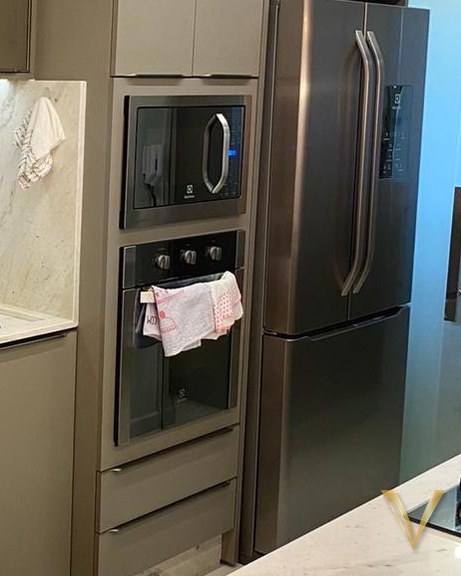 Detalhe aproximado da torre de eletros com micro-ondas e forno embutidos
