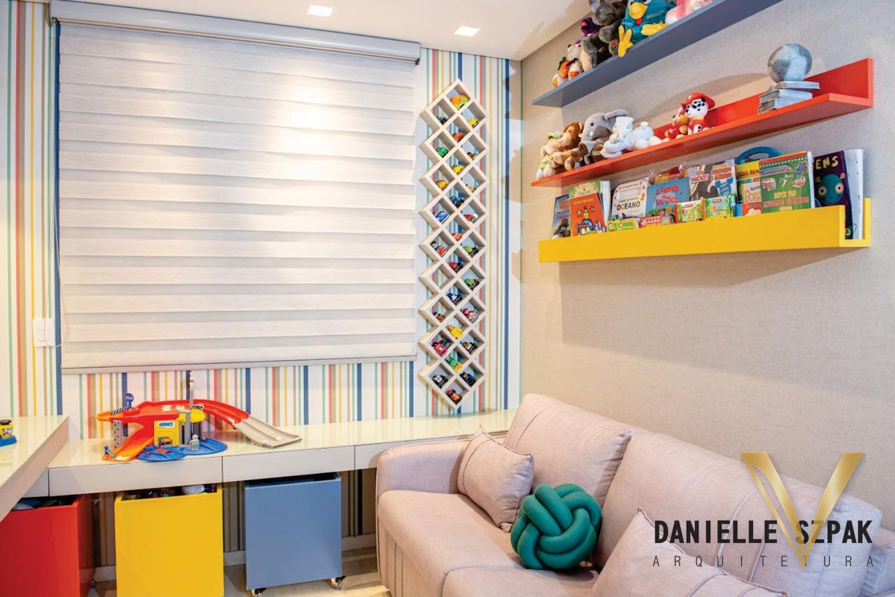 Painel de nichos em losango e prateleiras coloridas com livros e brinquedos