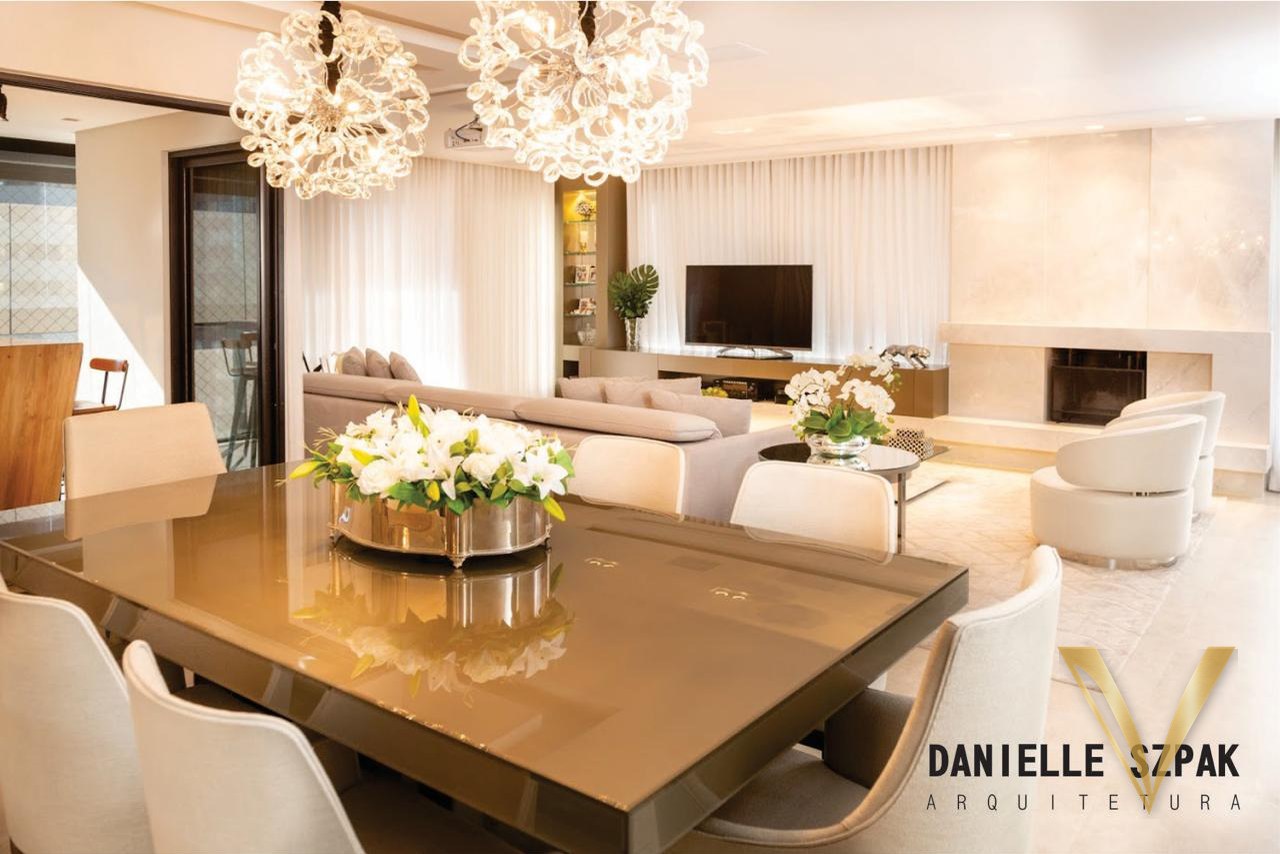 Living integrado claro com sala de jantar, painel de TV e lareira revestida em pedra