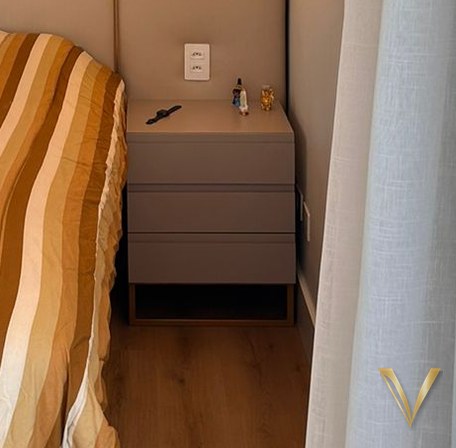Detalhe aproximado do criado-mudo suspenso com gavetas em laca fosca